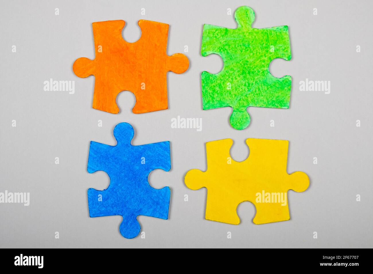 simbolo autismo, diversi puzzle colorati su sfondo bianco Foto stock - Alamy