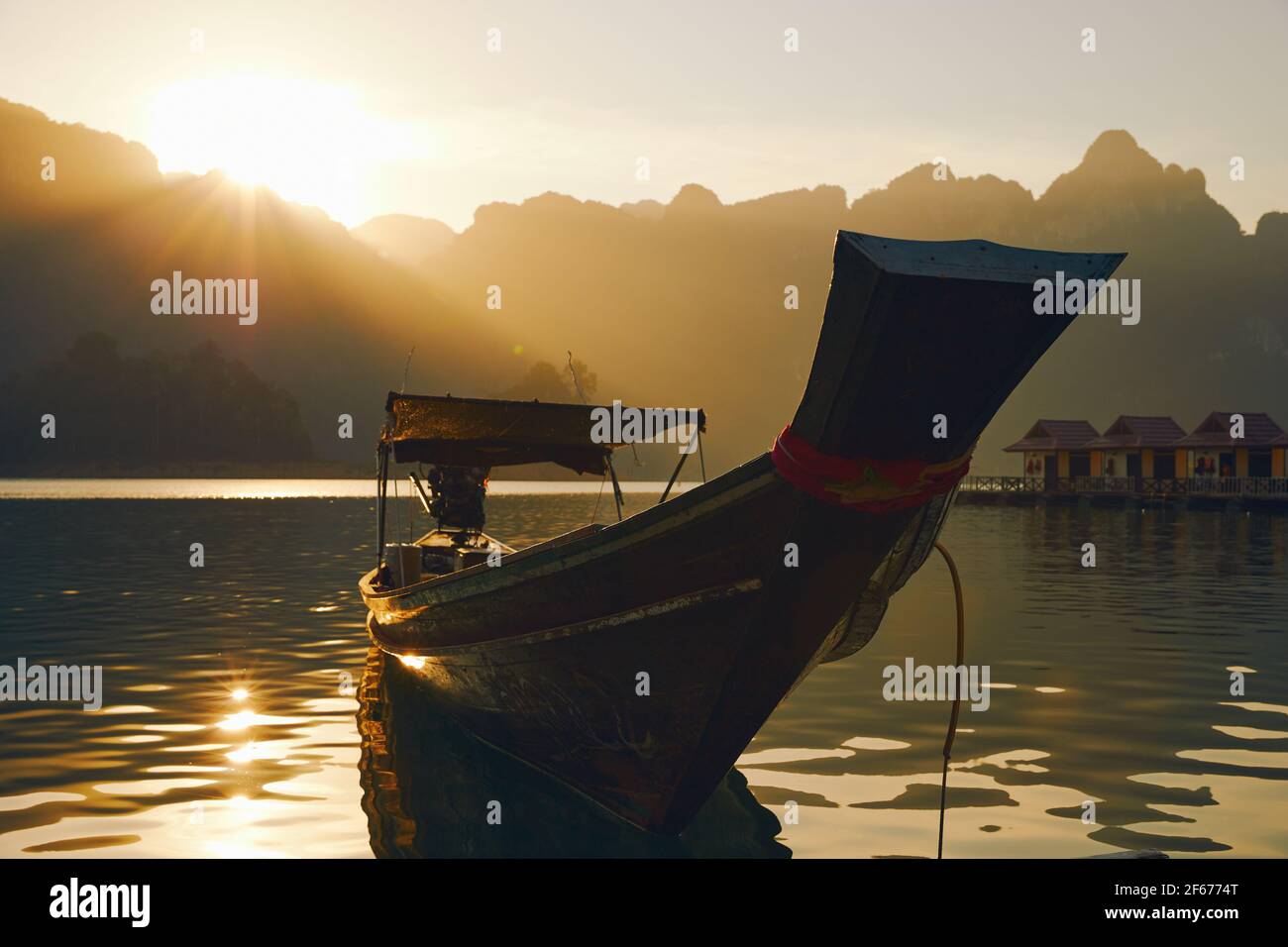 Battello passeggeri sul lago Cheow LAN nel Parco Nazionale di Khao Sok, Thailandia. Cartolina, poster, sfondo Foto Stock
