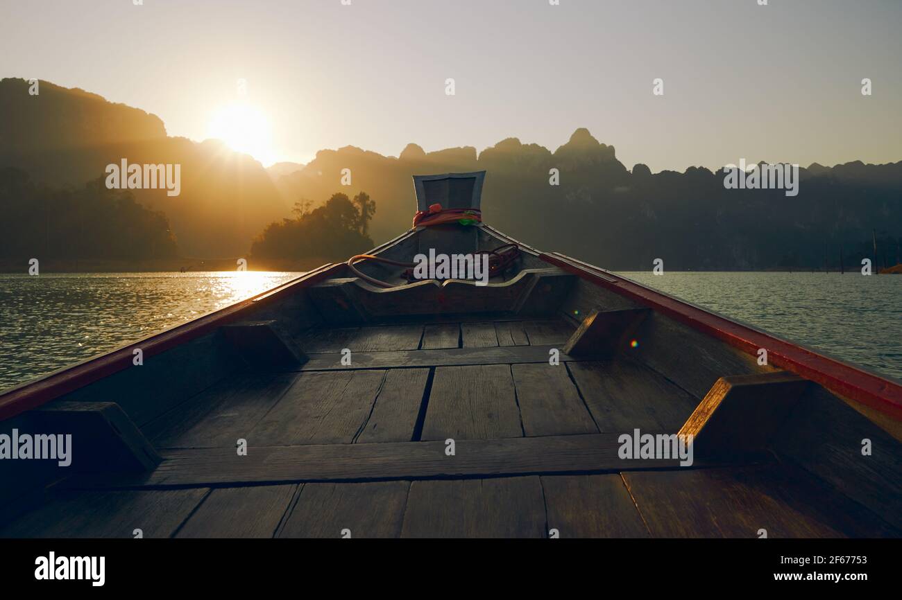 Battello passeggeri sul lago Cheow LAN nel Parco Nazionale di Khao Sok, Thailandia. Cartolina, poster, sfondo Foto Stock