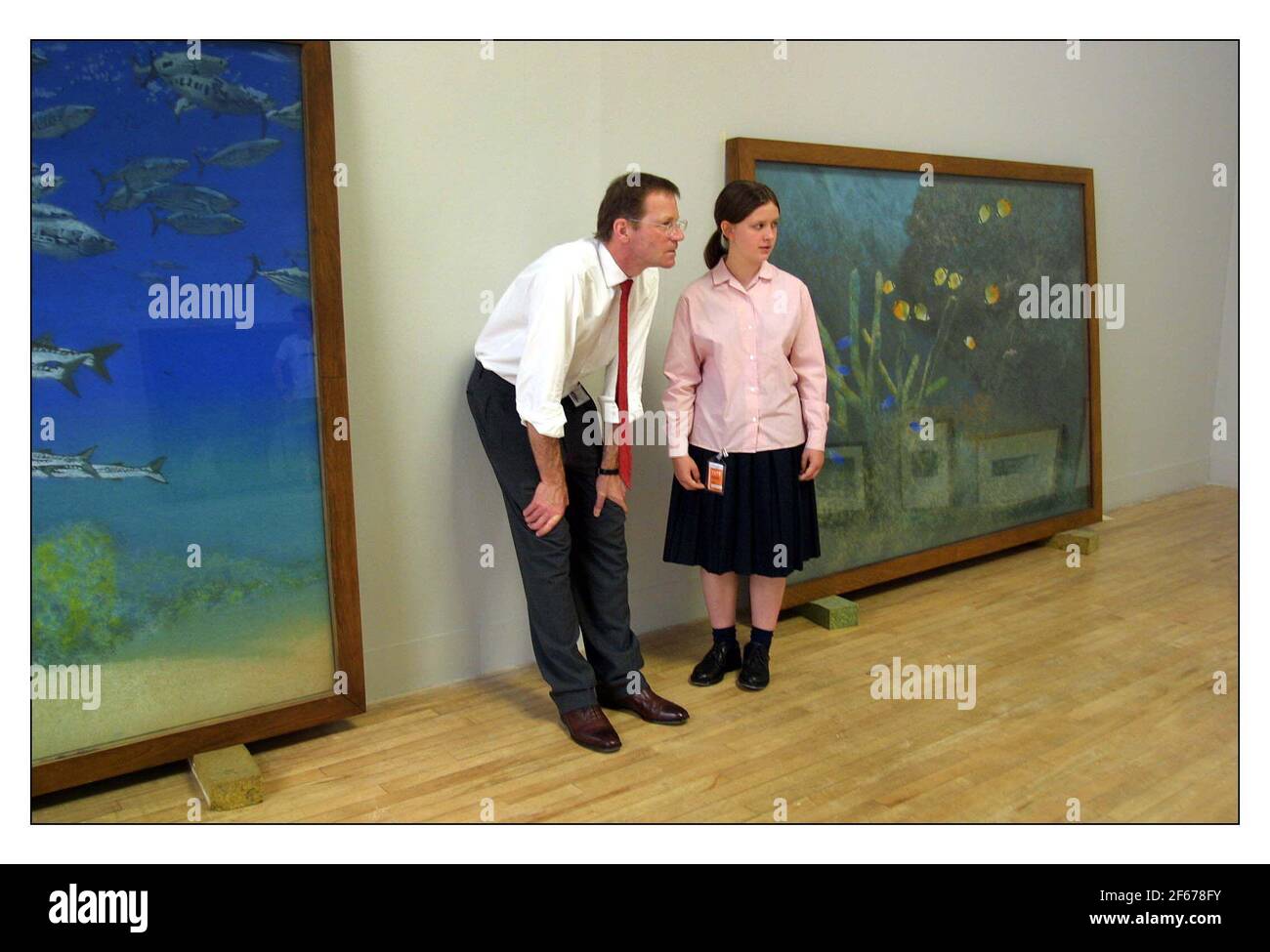 Jessie Dace, di 13 anni, di New Cross, affiancando Sir Nicholas Serota alla Giornata Nazionale dell'Arte infantile, mentre espone una mostra di dipinti di Michael Andrews. 5/7/2001 Foto Stock