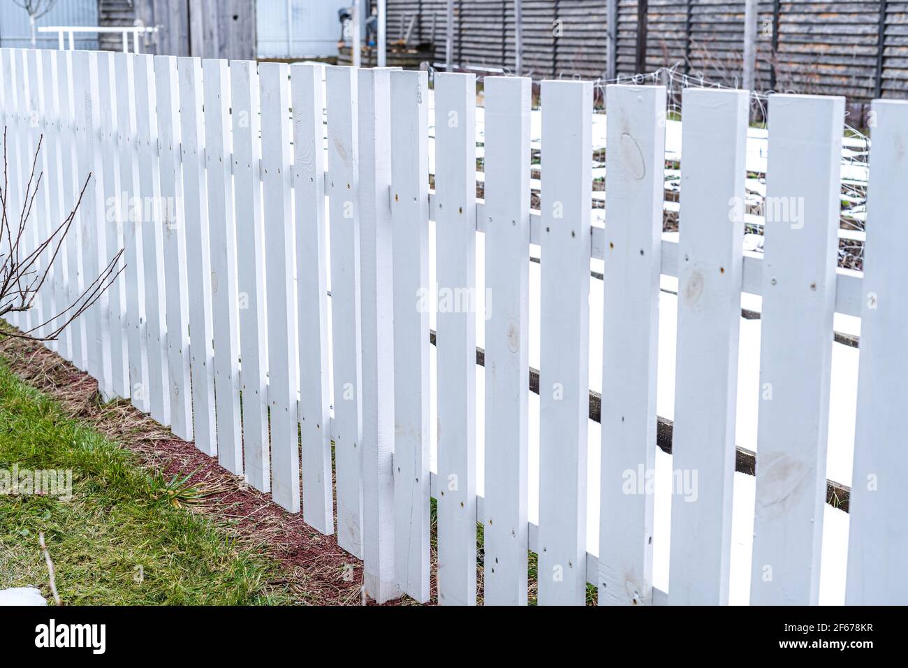 Bella recinzione giardino bianco fatto di legno da vicino Foto stock - Alamy