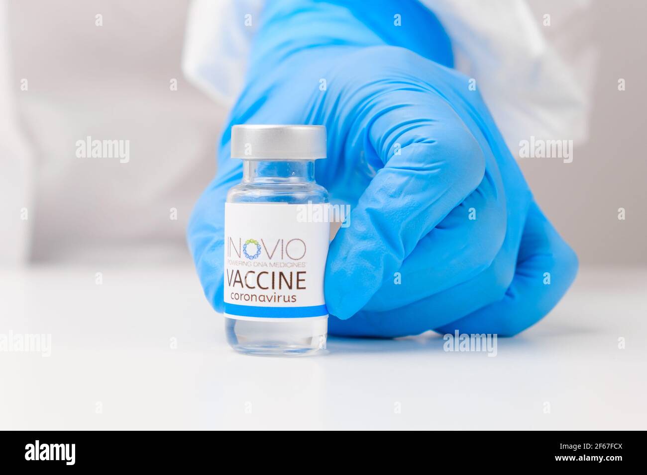 Inovio Pharmaceuticals vaccino contro Covid-19, coronavirus o SARS-Cov-2 in mano medica in guanti di gomma, marzo 2021, San Francisco, USA Foto Stock