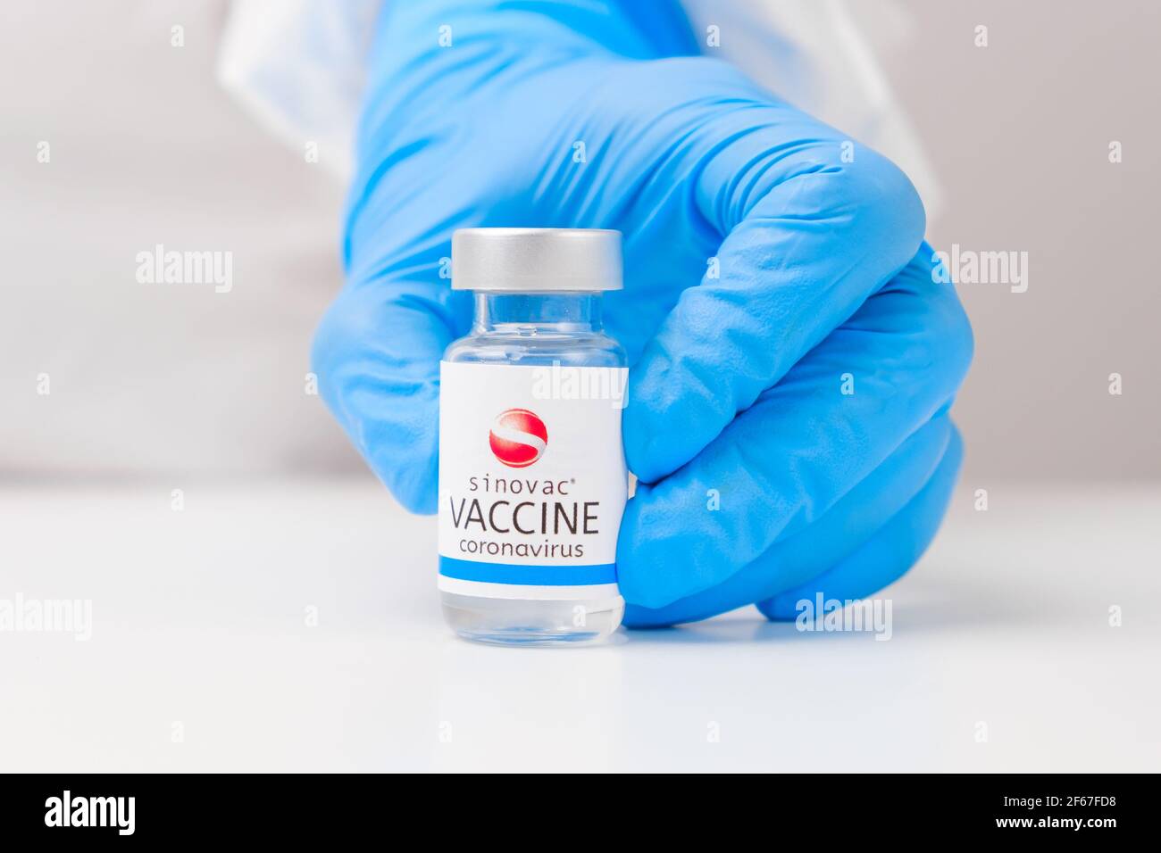 Vaccino Sinovac contro Covid-19, coronavirus o SARS-Cov-2 in mano medica in guanti di gomma, marzo 2021, San Francisco, USA Foto Stock