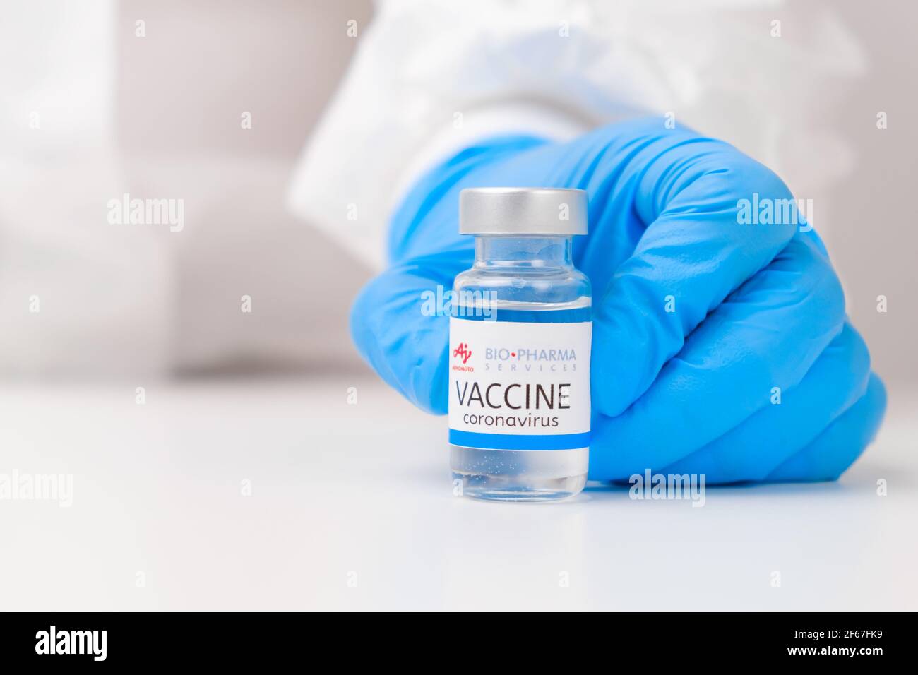 BIO Pharma vaccino contro SARS-Cov-2, coronavirus o Covid-19 messo sul tavolo da un medico nei guanti di gomma, marzo 2021, San Francisco, USA Foto Stock