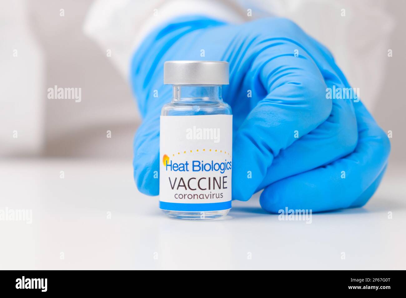 Vaccino contro il Covid-19, il coronavirus o la SARS-Cov-2 in mano medica in guanti di gomma, marzo 2021, San Francisco, USA Foto Stock
