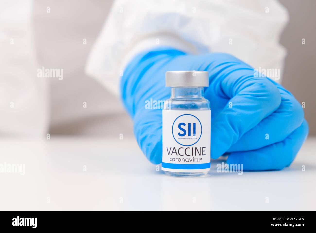 Siero Istituto di India vaccino SII contro SARS-Cov-2, coronavirus o Covid-19 messo sul tavolo da un medico nei guanti di gomma, marzo 2021 Foto Stock