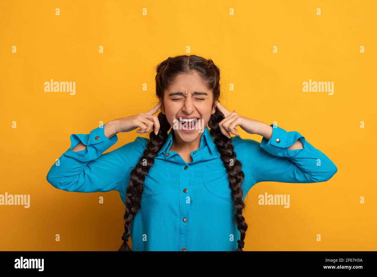 Tappando le orecchie immagini e fotografie stock ad alta risoluzione - Alamy