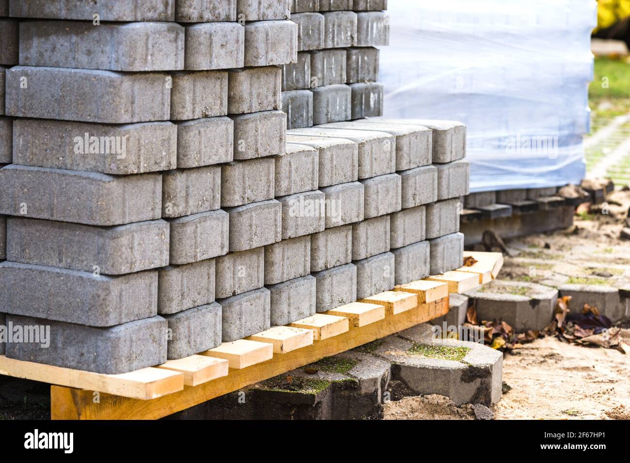 Blocchi di calcestruzzo preparati per la pavimentazione di una strada Foto Stock