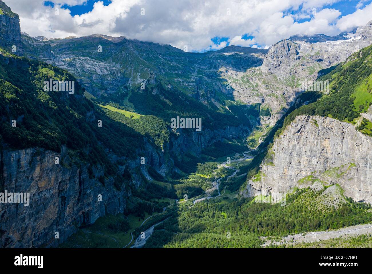 Splendida vista sulla valle di montagna tra pareti rocciose. Paesaggio alpino. Bellezza della regione dei monti Giffre, Francia. Foto Stock