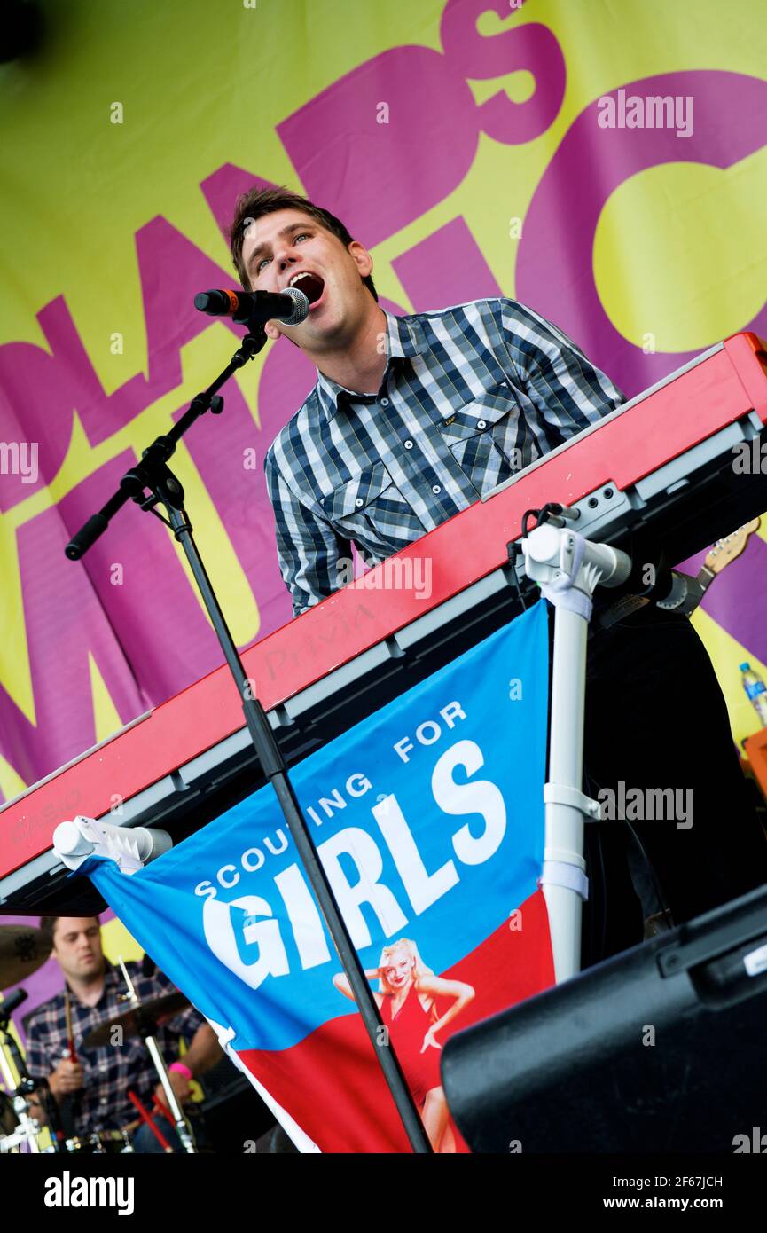 Scouting for Girls che cantano dal vivo sul palco delle Midlands Festival 2010 Foto Stock