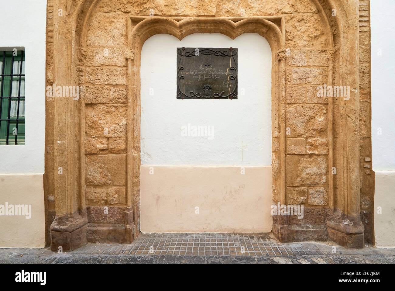 Lapide che commemora il soggiorno di San Juan de la Cruz da parte del convento carmelitano Scalzi di Cordova, attualmente Geriatrico San Juan de la Cruz Foto Stock