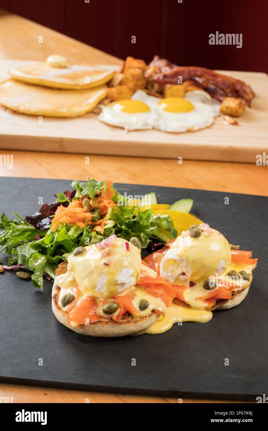 Un Benedetto delle uova della costa occidentale, uova in camicia, salsa di hollandaise, salmone affumicato, cipolle, e capperi. Foto Stock