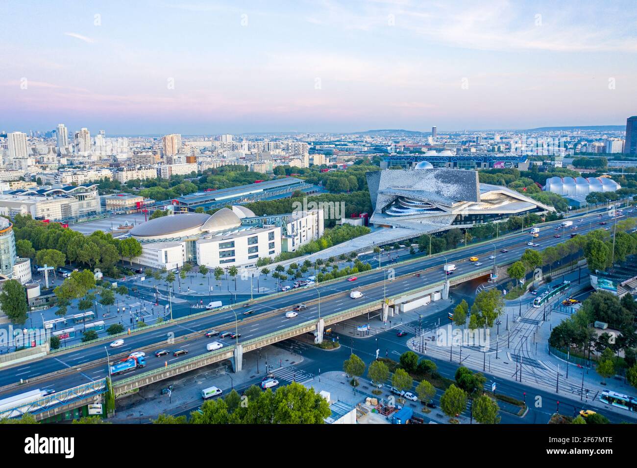 Vista aerea della città del mattino. La strada principale a più corsie presso l'edificio moderno Paris Philharmonie. Trasporto di passeggeri o merci. Foto Stock