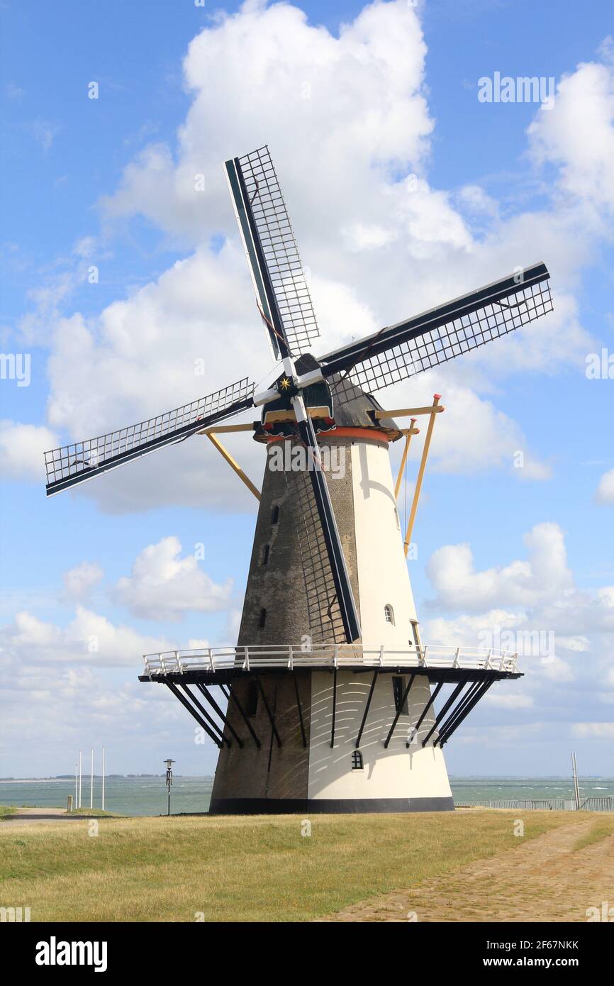 Un bel vecchio mulino a vento storico, con quattro ali Foto Stock