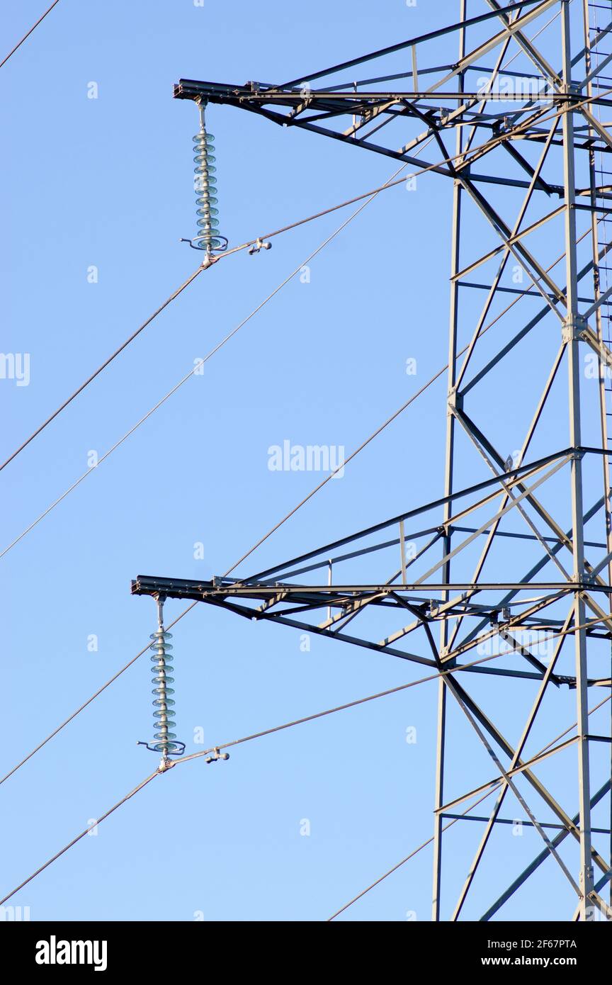 Dettaglio di un palo elettrico per il trasporto di elettricità con un cielo blu chiaro Foto Stock