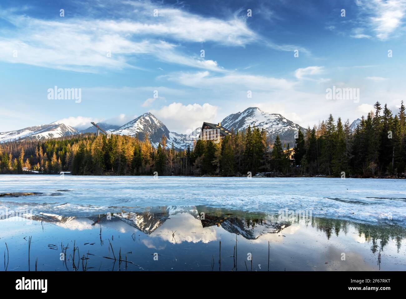 Lago Strbske pleso in primavera Foto Stock