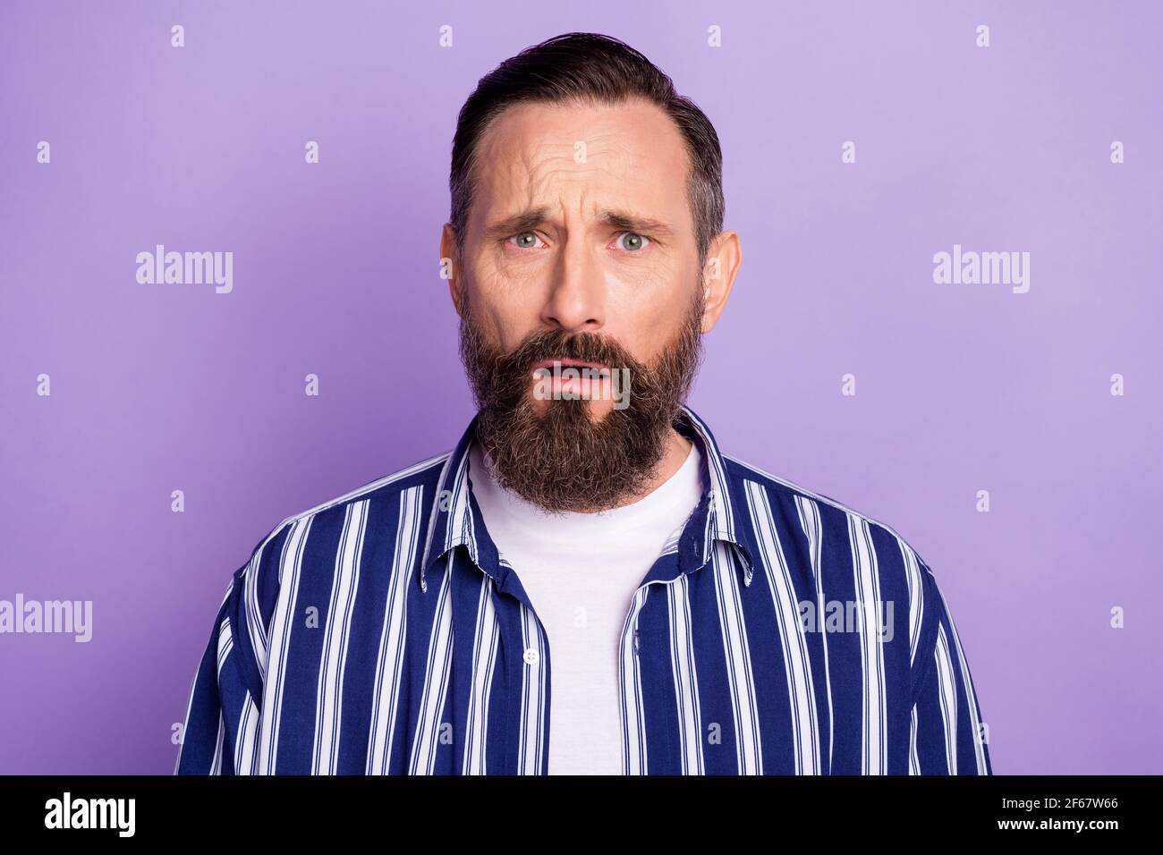 Foto di un uomo maturo sconvolto hanno problemi isolati sulla violetta sfondo a colori Foto Stock