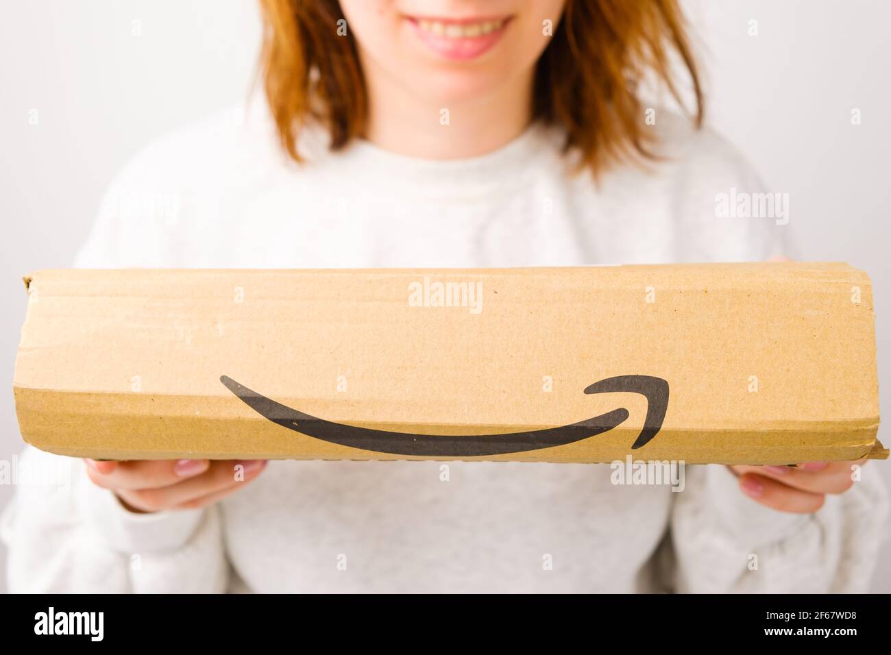 Pacco Amazon in mani di donna, marzo 2021, Praga, Repubblica Ceca Foto Stock