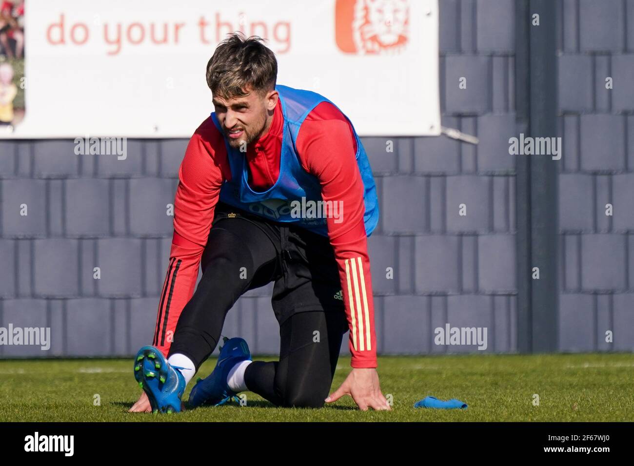 TUBEKE, BELGIO - MARZO 29: Adnan Januzaj del Belgio durante la formazione del Belgio a Proximus basecamp il 29 marzo 2021 a Tubeke, Belgio (Foto di J Foto Stock