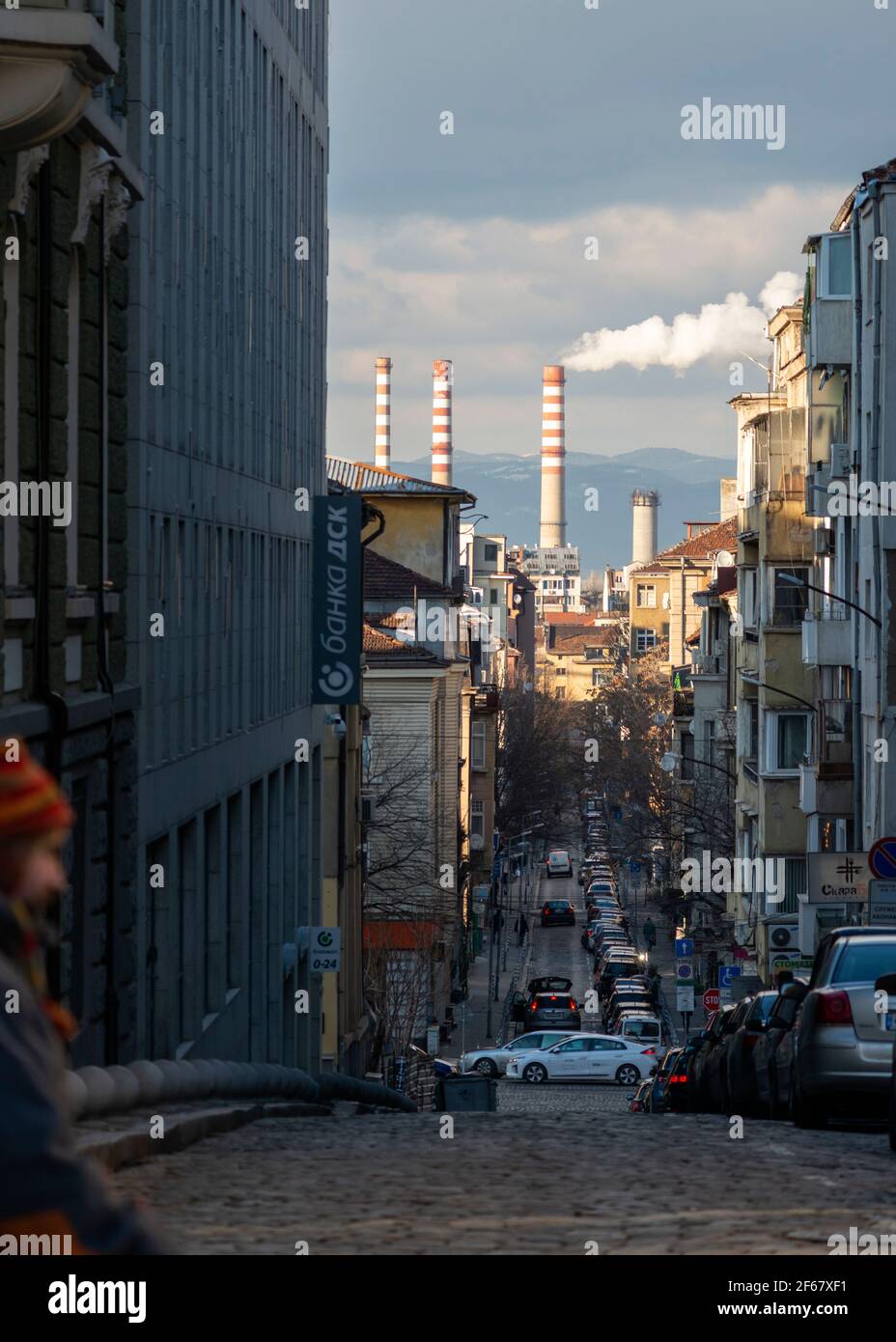 Sofia Bulgaria Europa orientale pile di fumo UE dalla centrale termica di Sofia Camini fumanti sopra edifici residenziali a partire dal gennaio 2021. Foto Stock