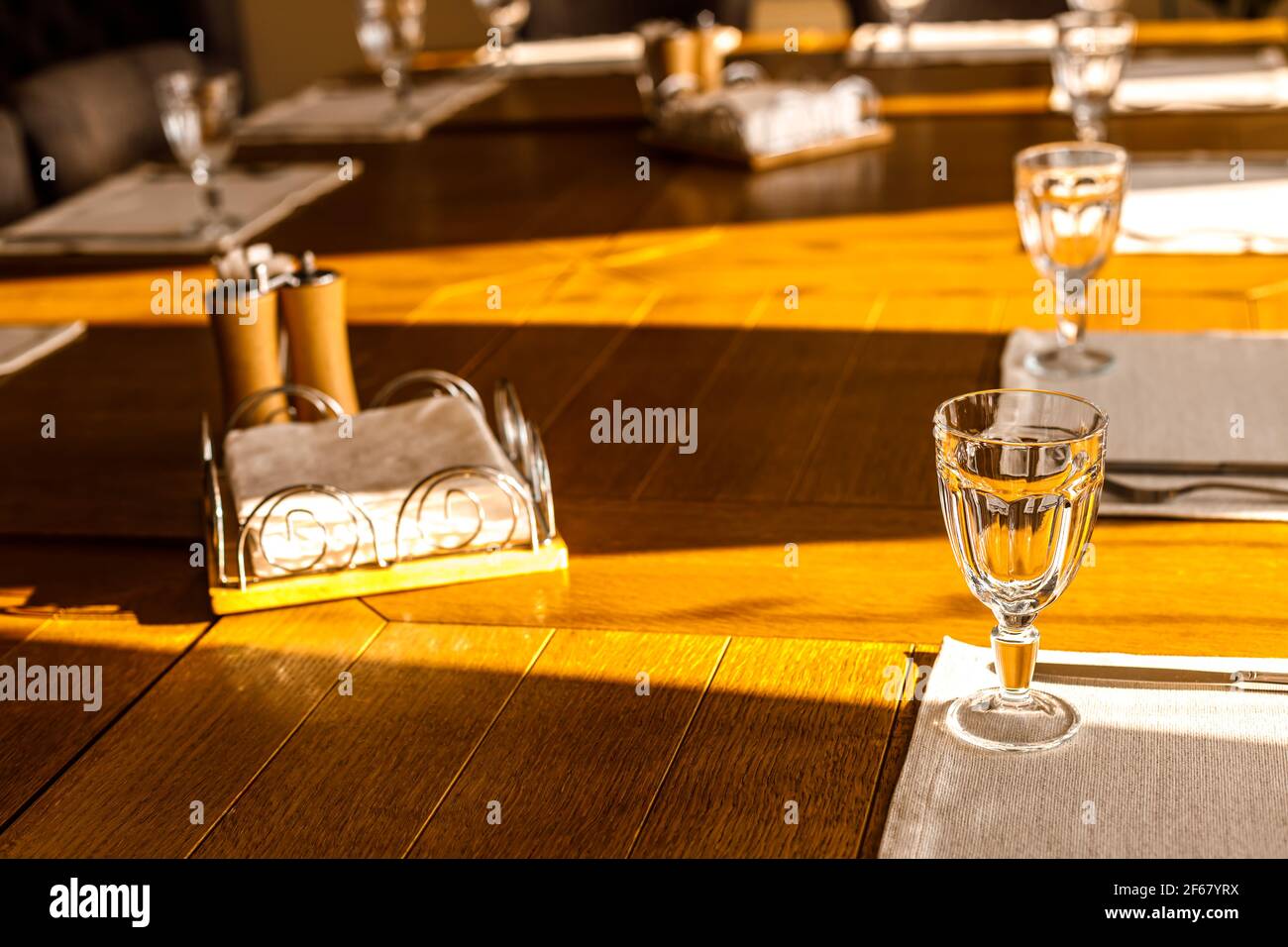 Bicchieri di vino vuoti sono sul tavolo del ristorante. Impostazione frammento di tabella Foto Stock