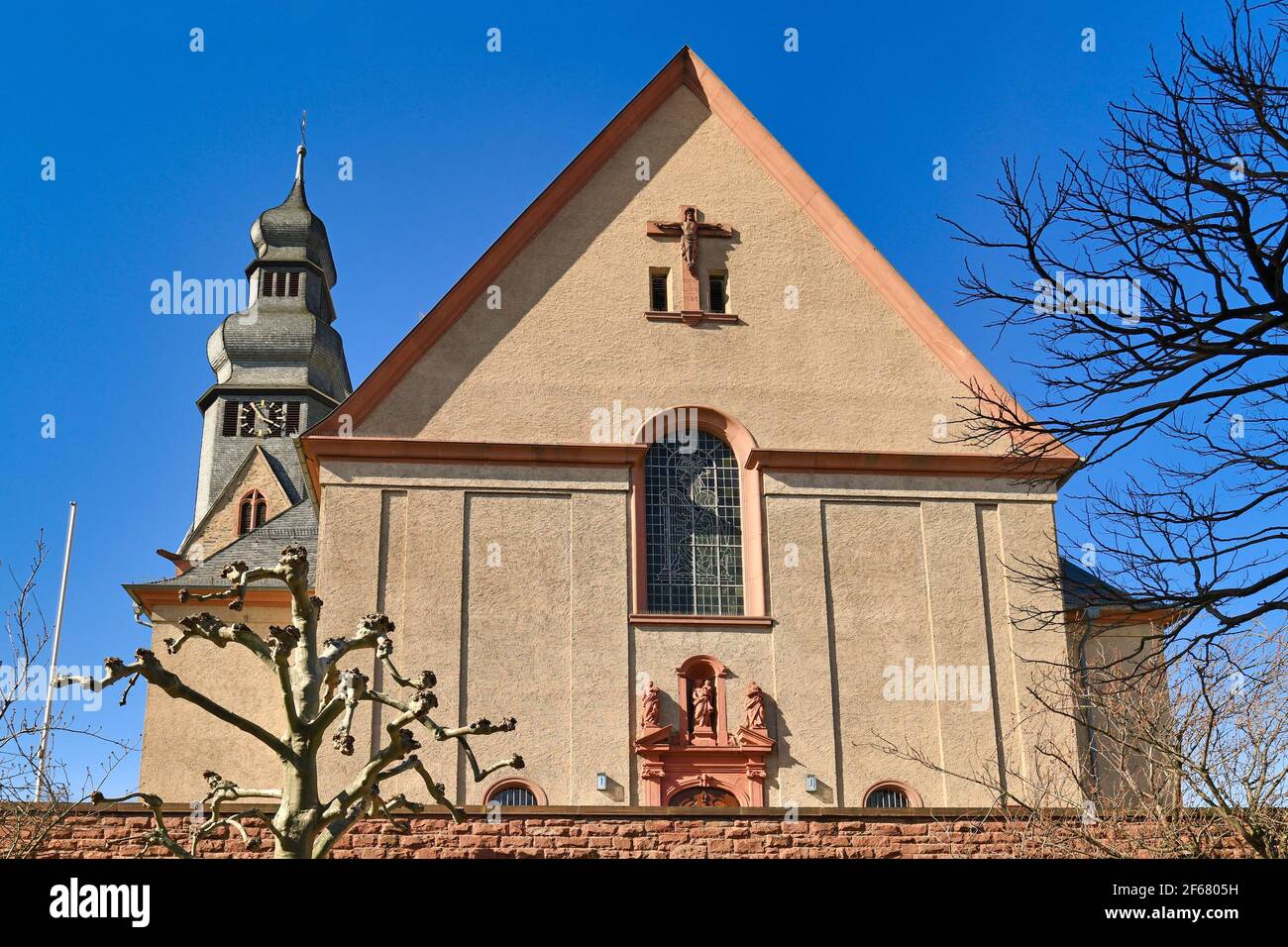 Hofheim, Germania - Marzo 2020: Chiesa parrocchiale cattolica chiamata 'St. Peter e Paolo' Foto Stock