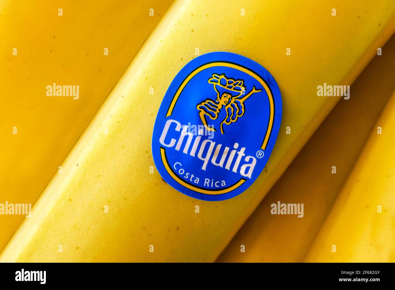 Banana matura con etichetta di Chiquita. Primo piano Foto Stock