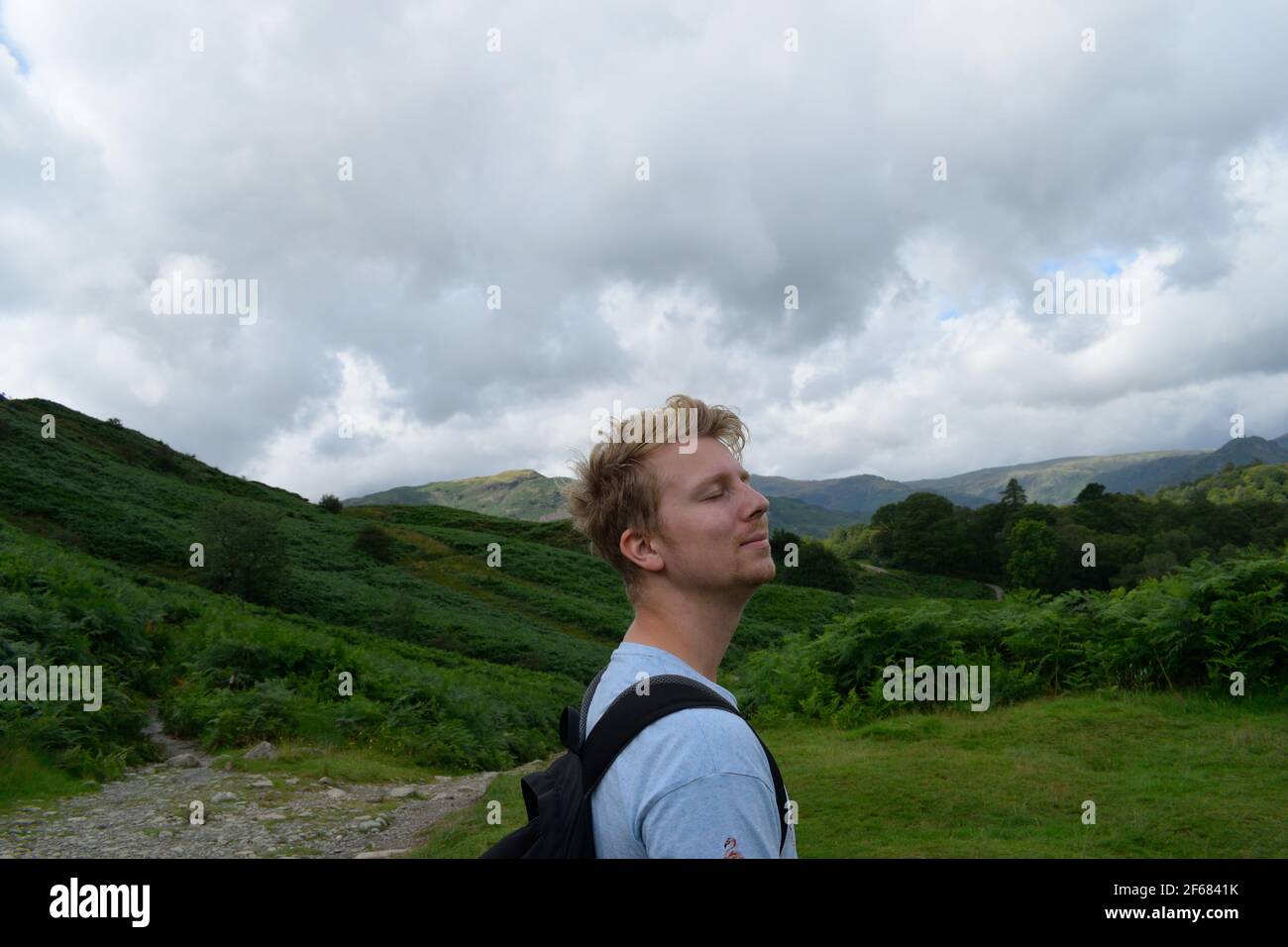 Ritratto di giovane uomo su Loughrigg cadde nel Distretto dei Laghi Foto Stock