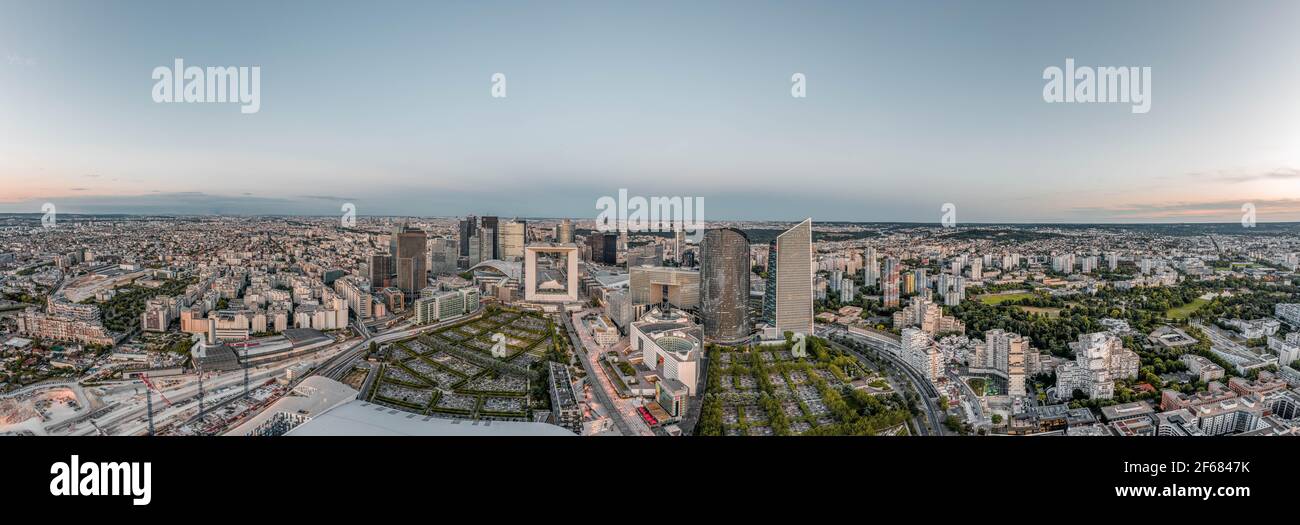 Parigi, Francia - 20 giu 2020: Scatto panoramico aereo di grattacieli in la Defense dopo blocco pandemico al tramonto Foto Stock