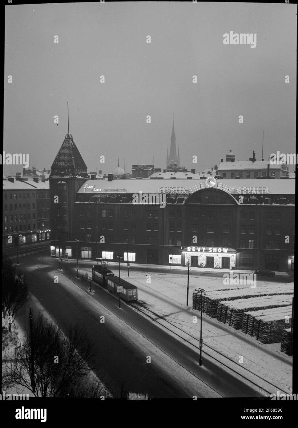 Bantorget settentrionale con palazzo d'inverno. Sullo sfondo, la torre è visibile su una chiesa chiara. Foto Stock