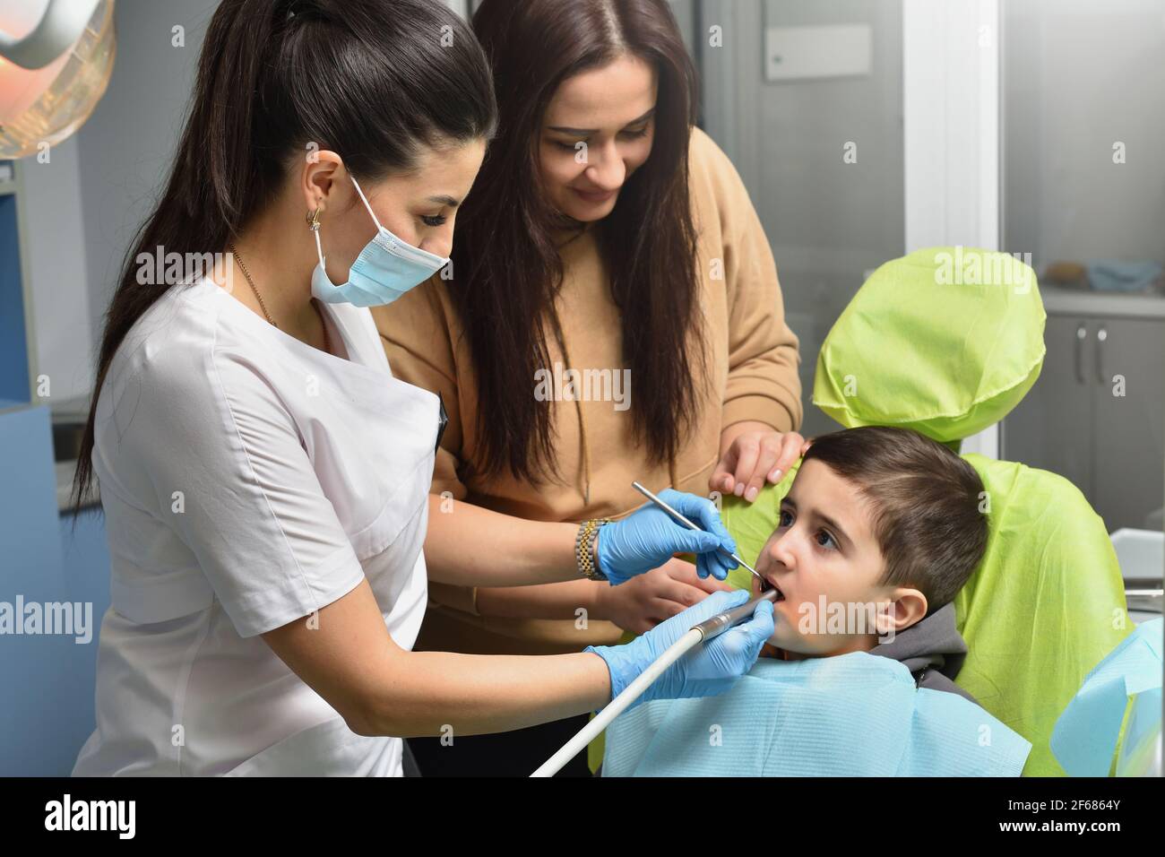 La madre ha portato il bambino al dentista per avere i denti trattato Foto Stock