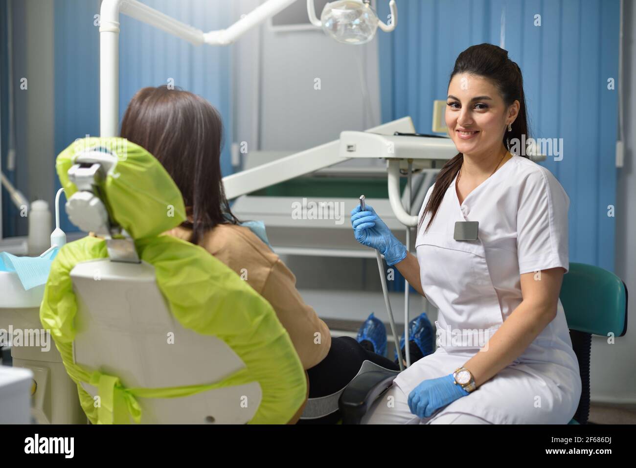 Ritratto di una donna dentista mentre lavora con un paziente Foto Stock