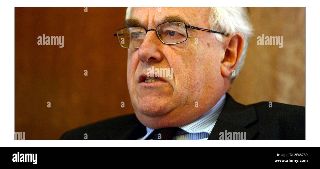 Stephen Nickell un membro del Comitato di politica monetaria nel suo ufficio nella Banca d'Inghilterra.Pic DAVID SANDISON. 25/2/2005 Foto Stock