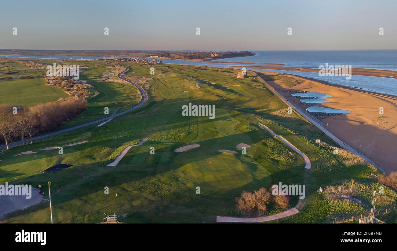 Drone punto di vista di un campo da golf presso la costa a Felixstowe, Suffolk, Regno Unito Foto Stock