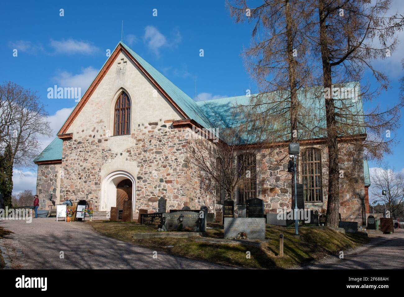 Il tuch medievale in pietra grigia di San Michele a Kirkkonummi, Finlandia Foto Stock