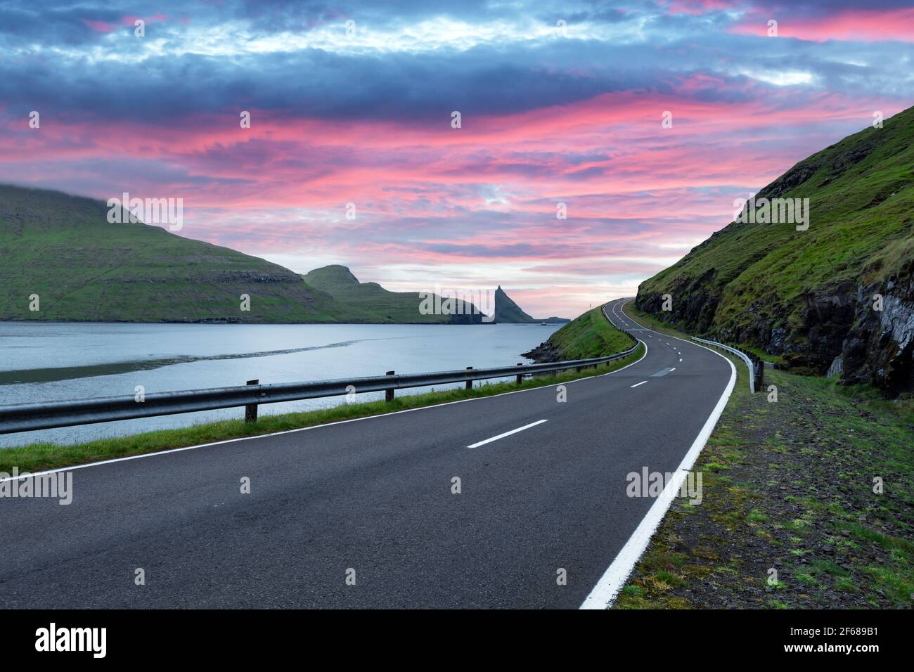 Spettacolare vista serale della strada e delle scogliere di Tindholmur Foto Stock