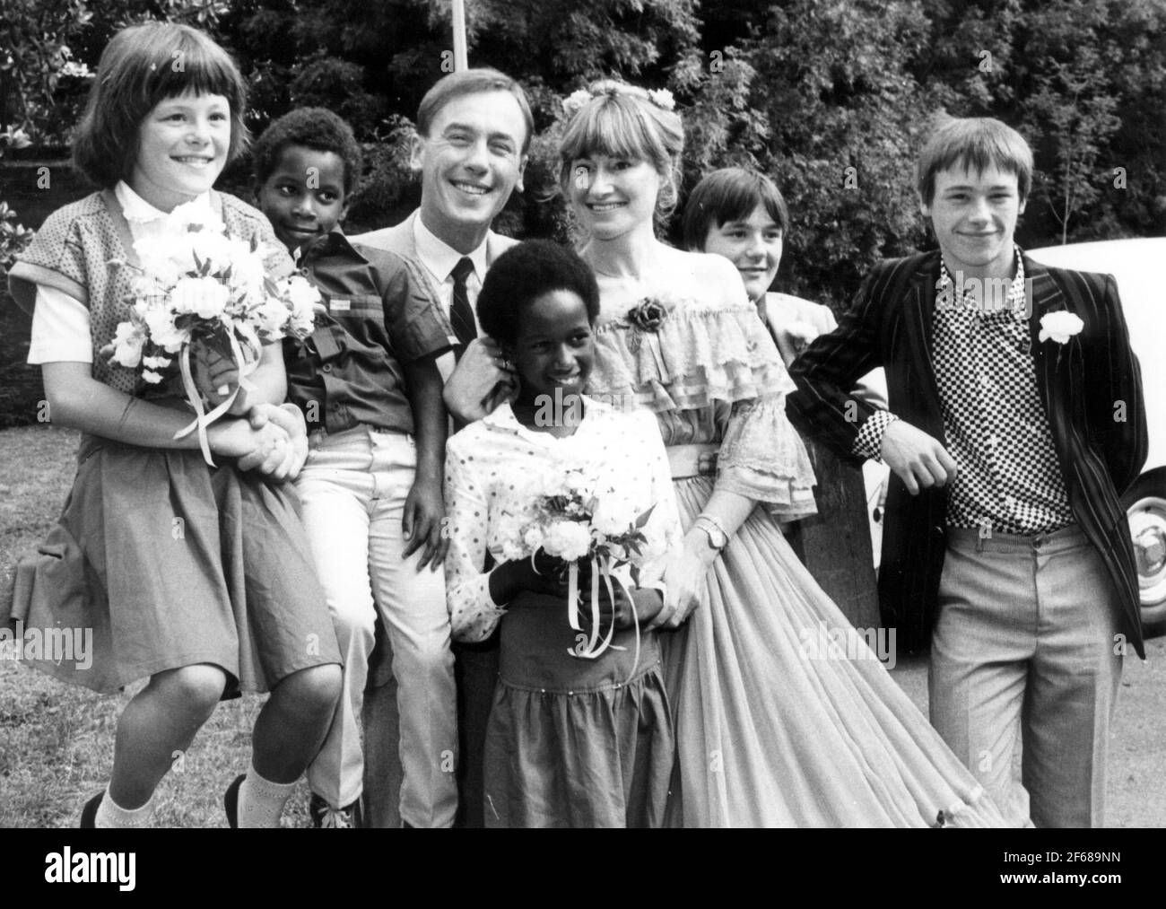 L'ATTORE CHRISTOPHER TIMOTHY SPOSA ANNIE SWATTON PRESSO L'UFFICIO DEL REGISTRO DI CHICHESTER. LA COPPIA È RAFFIGURATA CON LA FAMIGLIA. L A R. SONO, TABATHA (11) DAVID (7), CHRISTOPHER (14) KATE (9), ANNI, NICHOLAS (15) E SIMON (16). PIC MIKE WALKER DEGLI ANNI '80, M. E Y. PORTSMOUTH. Foto Stock