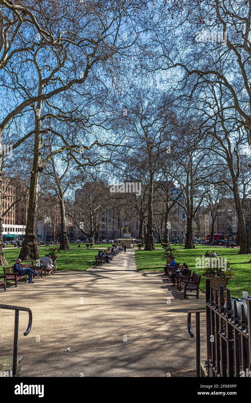 Berkeley Square visto da uno dei suoi ingressi, Mayfair, Londra W1J, Inghilterra, Regno Unito. Foto Stock