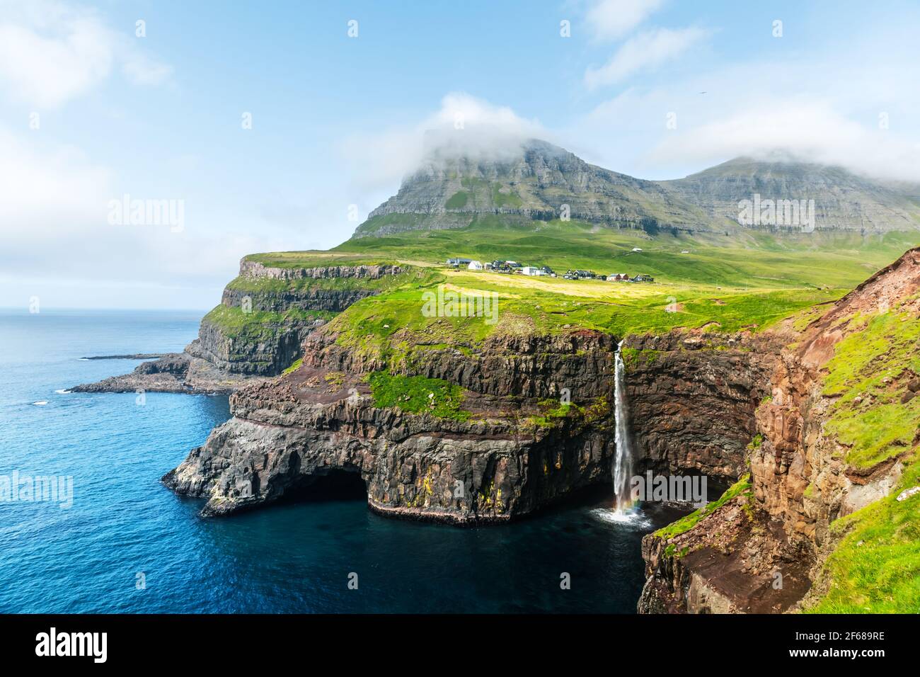 Cascata di Mulafossur a Gasadalur, Isola di Vagar delle Isole Faroe Foto Stock