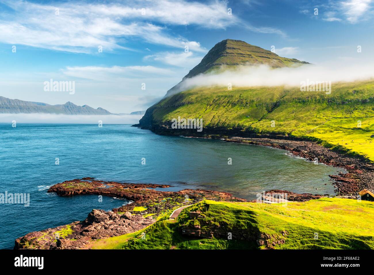 Vista pittoresca sulle verdi isole faroesi Foto Stock