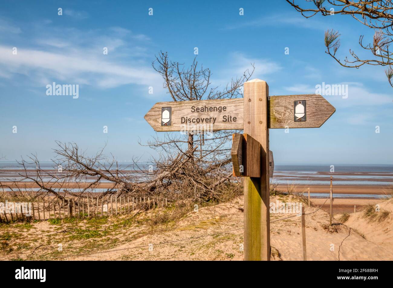 Un cartello per il sito di scoperta Seahenge sulla spiaggia di Holme-next-the-Sea sulla costa nord del Norfolk. Foto Stock