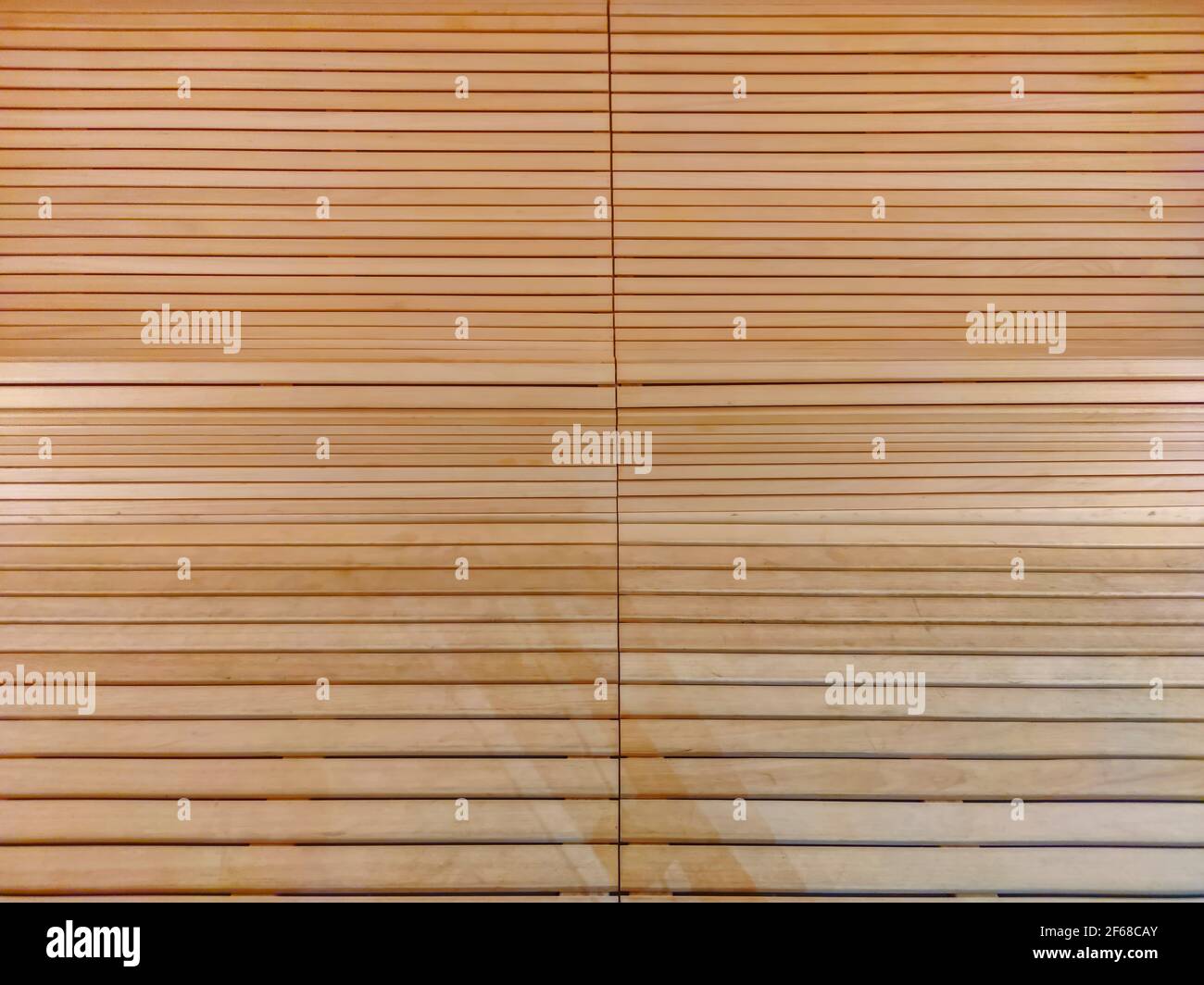 Interno della sauna in legno - dettaglio della panca Foto Stock