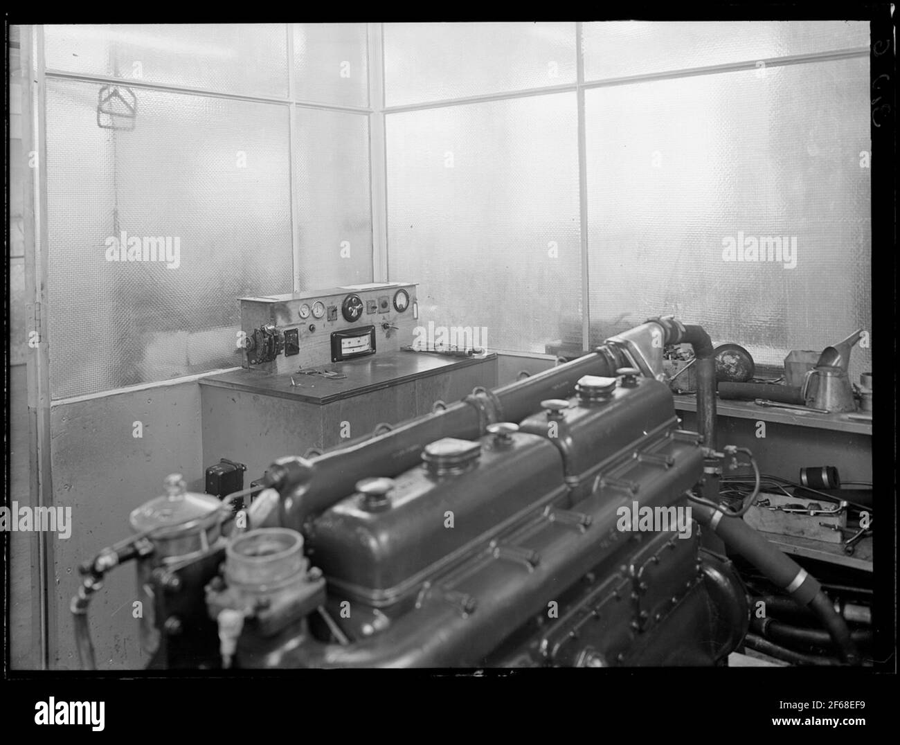 Motore fisso all'interno. Rilevamenti per motori con banco freni. Interni dal laboratorio di Enenebyberg risorse Stoccolma - Ferrovie Råslagen / Stockholm County Omnibus. Foto Stock Motore fisso all'interno. Rilevamenti per motori con banco freni. Interni dal laboratorio di Enenebyberg risorse Stoccolma - Ferrovie Råslagen / Stockholm County Omnibus. Foto Stock