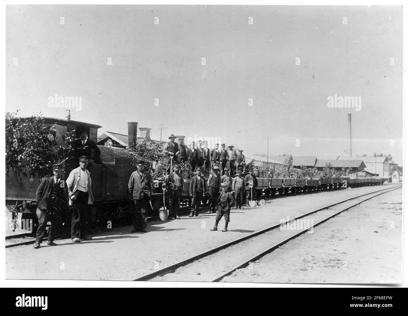 Ferrovia di Lidköping-Håkantorp, HLJ Lok 2 "Lidköping" con treni di ghiaia e personale in costruzione. Foto Stock