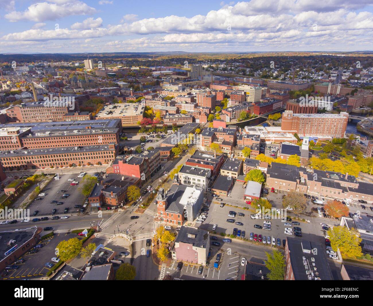 Il centro storico di Lowell, il canale, il fiume Marrimack e la storica vista aerea di Mills in autunno a Lowell, Massachusetts, ma, Stati Uniti. Foto Stock