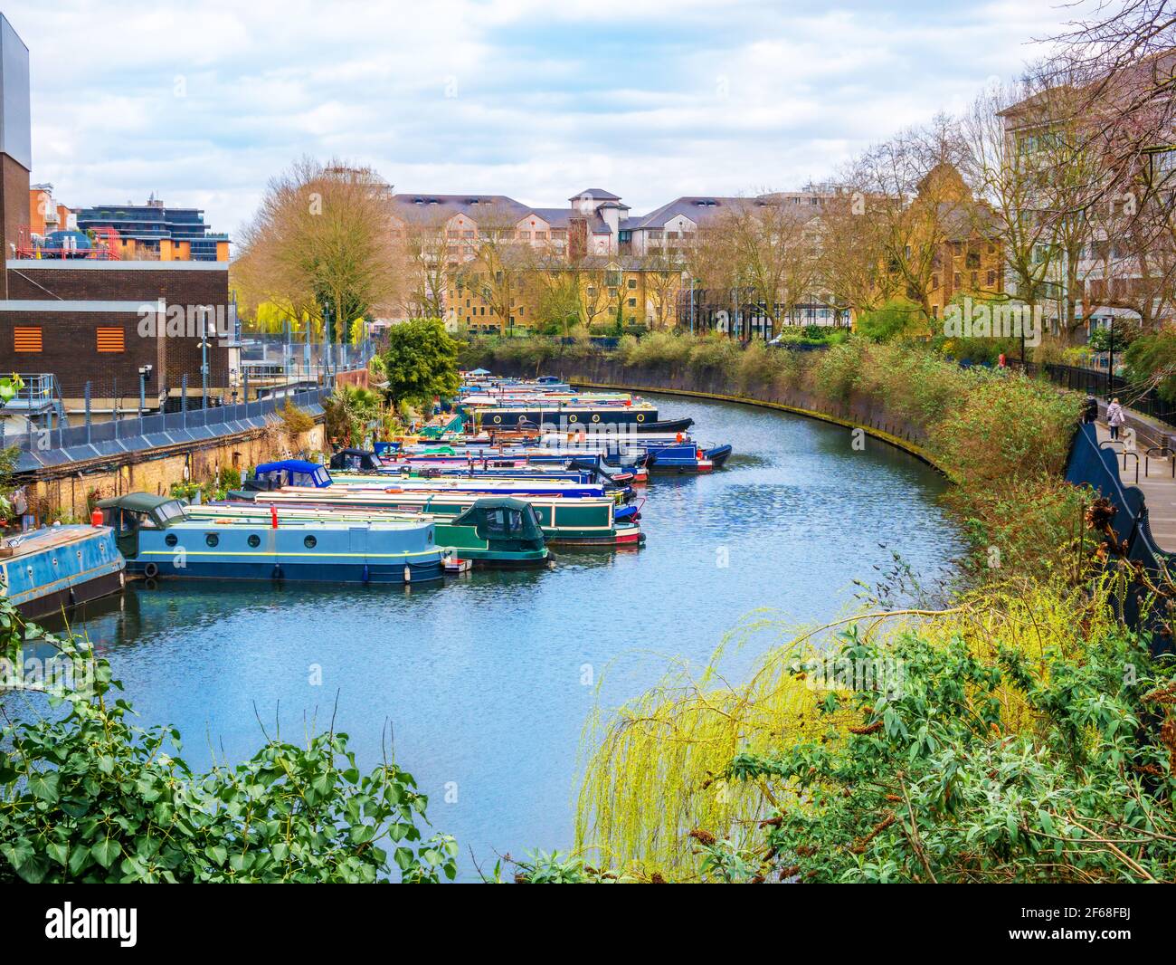 Grand Union Canal e motoscafi attraccati vicino a Maida Avenue e Little Venice a Londra, nella stagione primaverile - Regno Unito Foto Stock