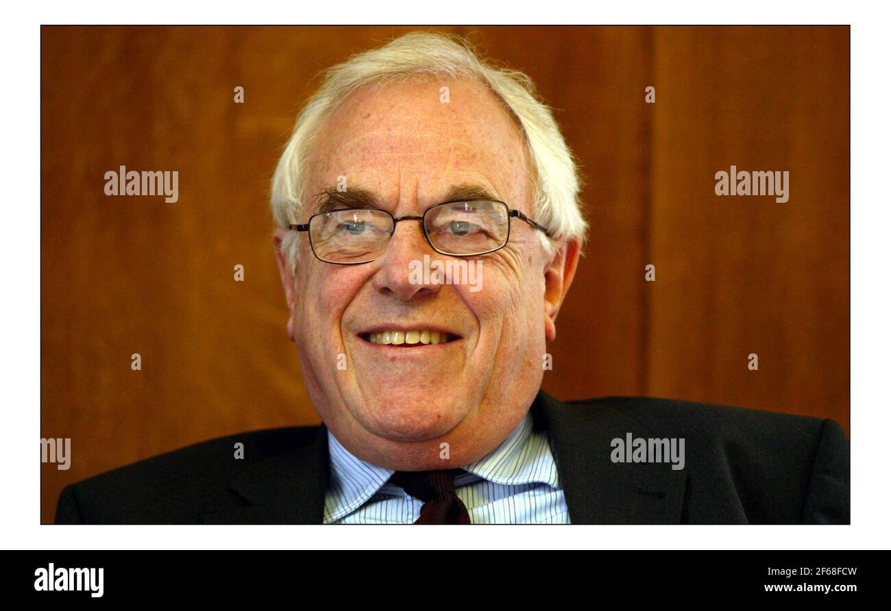 Stephen Nickell un membro del Comitato di politica monetaria nel suo ufficio nella Banca d'Inghilterra.Pic DAVID SANDISON. 25/2/2005 Foto Stock