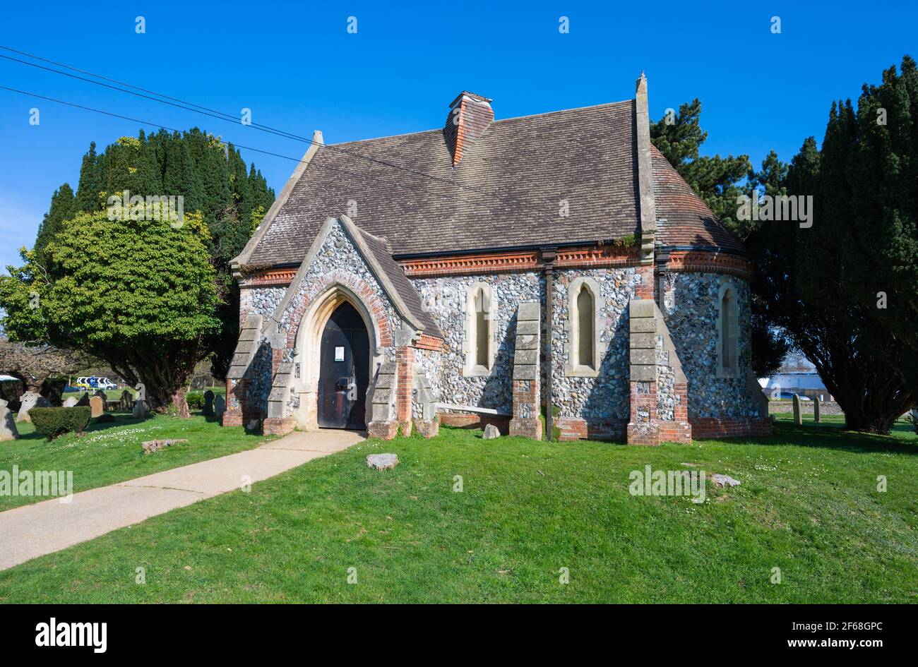 Vecchia cappella in pietra con tetto in tegole al Cimitero di Littlehampton, Littlehampton, West Sussex, Inghilterra, Regno Unito. Foto Stock