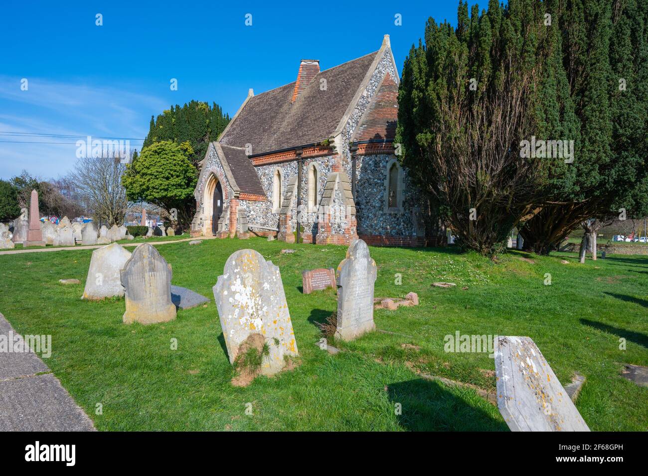 Vecchia cappella in pietra con tetto in tegole al Cimitero di Littlehampton, Littlehampton, West Sussex, Inghilterra, Regno Unito. Foto Stock