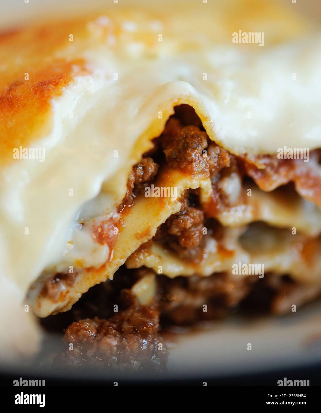 Deliziosi piatti italiani preparati in una cucina professionale Foto Stock